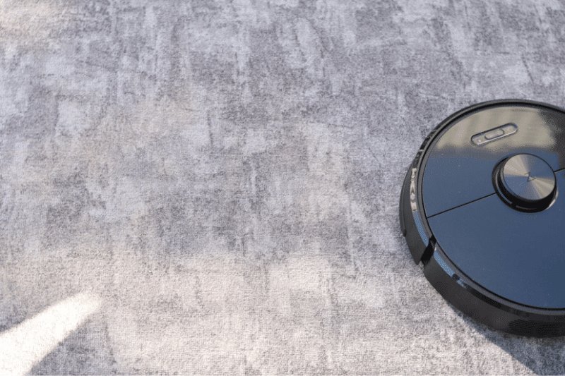 Фотография ковра с коротким ворсом после того, как Roborock S6 пропылесосил песок.